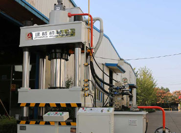 四柱液壓機(jī)減少震動(dòng)的有效方法